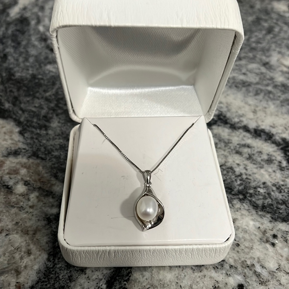 💕CALLA LILLY & PEARL NECKLACE